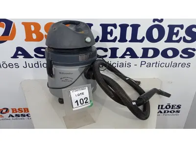 LOTE 102 - 01 ASPIRADOR MARCA ELECTROLUX MODELO HIDROVAC ÁGUA & PÓ. (NO ESTADO) ATENÇÃO! FAZER A VISITAÇÃO ANTES DE ARREMATAR, NÃO SABEMOS SE FUNCIONA, LEILÃO NÃO TEM GARANTIA E NEM DEVOLUÇÃO, SUJEITO A POSSÍVEIS AVARIAS VISÍVEIS/OCULTAS E/OU AUSÊNCIA DE COMPONENTES.