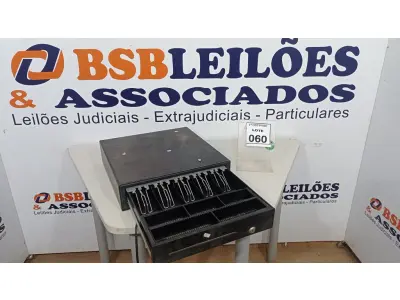 LOTE 060 - 01 GAVETA DE DINHEIRO. (NO ESTADO) ATENÇÃO! FAZER A VISITAÇÃO ANTES DE ARREMATAR, NÃO SABEMOS SE FUNCIONA, LEILÃO NÃO TEM GARANTIA E NEM DEVOLUÇÃO, SUJEITO A POSSÍVEIS AVARIAS VISÍVEIS/OCULTAS E/OU AUSÊNCIA DE COMPONENTES.