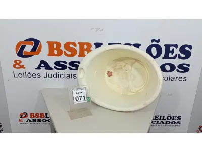 LOTE 071 - 01 BANHEIRA DE BEBÊ. (NO ESTADO) ATENÇÃO! FAZER A VISITAÇÃO ANTES DE ARREMATAR, NÃO SABEMOS SE FUNCIONA, LEILÃO NÃO TEM GARANTIA E NEM DEVOLUÇÃO, SUJEITO A POSSÍVEIS AVARIAS VISÍVEIS/OCULTAS E/OU AUSÊNCIA DE COMPONENTES.