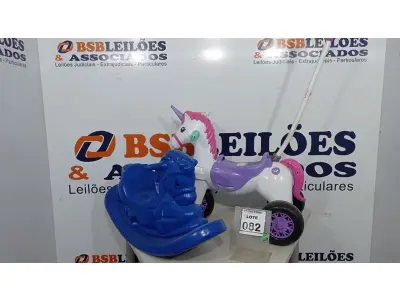 LOTE 082 - 01 TRICICLO INFANTIL DE EMPURRAR E 01 CAVALINHO DE BRINQUEDO. (NO ESTADO) ATENÇÃO! FAZER A VISITAÇÃO ANTES DE ARREMATAR, NÃO SABEMOS SE FUNCIONA, LEILÃO NÃO TEM GARANTIA E NEM DEVOLUÇÃO, SUJEITO A POSSÍVEIS AVARIAS VISÍVEIS/OCULTAS E/OU AUSÊNCIA DE COMPONENTES.