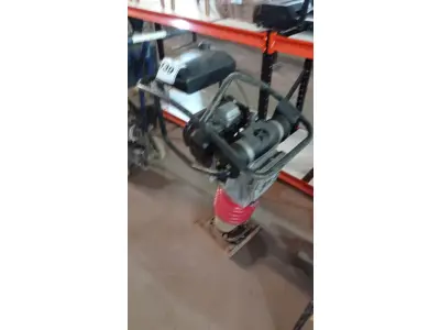 LOTE 139 - 01 COMPACTADOR DE SOLO MENEGOTTI RAM 75 GASOLINA. (NO ESTADO, NÃO SABEMOS SE FUNCIONA. LEILÃO NÃO TEM GARANTIA E NEM DEVOLUÇÃO, SUJEITO A POSSÍVEIS AVARIAS VISÍVEIS/OCULTAS E/OU AUSÊNCIA DE COMPONENTES)