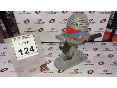 LOTE 124 - 01 MÁQUINA DE CORTAR TECIDO. (NO ESTADO) ATENÇÃO! FAZER A VISITAÇÃO ANTES DE ARREMATAR, NÃO SABEMOS SE FUNCIONA, LEILÃO NÃO TEM GARANTIA E NEM DEVOLUÇÃO, SUJEITO A POSSÍVEIS AVARIAS VISÍVEIS/OCULTAS E/OU AUSÊNCIA DE COMPONENTES.