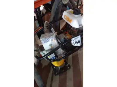 LOTE 164 - 01 COMPACTADOR DE SOLO CSM 73 RENTAL MOTOR STARK. (NO ESTADO, NÃO SABEMOS SE FUNCIONA. LEILÃO NÃO TEM GARANTIA E NEM DEVOLUÇÃO, SUJEITO A POSSÍVEIS AVARIAS VISÍVEIS/OCULTAS E/OU AUSÊNCIA DE COMPONENTES)