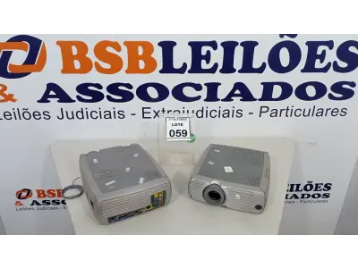 LOTE 059 - 02 PROJETORES MARCA INFOCUS. (NO ESTADO) ATENÇÃO! FAZER A VISITAÇÃO ANTES DE ARREMATAR, NÃO SABEMOS SE FUNCIONA, LEILÃO NÃO TEM GARANTIA E NEM DEVOLUÇÃO, SUJEITO A POSSÍVEIS AVARIAS VISÍVEIS/OCULTAS E/OU AUSÊNCIA DE COMPONENTES.