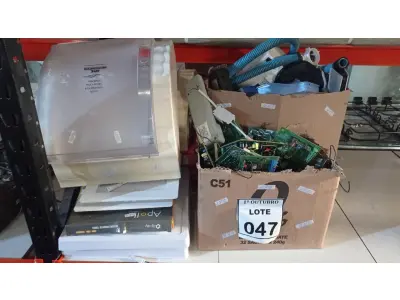 LOTE 047 - 01 LOTE COM VÁRIAS PLACAS DE MOTOR ELÉTRICO, LUMINÁRIAS, DISPENSES, INTERFONES, INTERFACE CELULAR MC-1T E ELETRÔNICOS DIVERSOS. (NO ESTADO) ATENÇÃO! FAZER A VISITAÇÃO ANTES DE ARREMATAR, NÃO SABEMOS SE FUNCIONA, LEILÃO NÃO TEM GARANTIA E NEM DEVOLUÇÃO, SUJEITO A POSSÍVEIS AVARIAS VISÍVEIS/OCULTAS E/OU AUSÊNCIA DE COMPONENTES.
