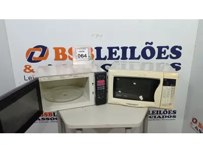 LOTE 064 - 02 MICRO-ONDAS. (NO ESTADO) ATENÇÃO! FAZER A VISITAÇÃO ANTES DE ARREMATAR, NÃO SABEMOS SE FUNCIONA, LEILÃO NÃO TEM GARANTIA E NEM DEVOLUÇÃO, SUJEITO A POSSÍVEIS AVARIAS VISÍVEIS/OCULTAS E/OU AUSÊNCIA DE COMPONENTES