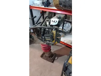 LOTE 147 - 01 COMPACTADOR DE SOLO MENEGOTTI RAM 75 GASOLINA (NO ESTADO, NÃO SABEMOS SE FUNCIONA. LEILÃO NÃO TEM GARANTIA E NEM DEVOLUÇÃO, SUJEITO A POSSÍVEIS AVARIAS VISÍVEIS/OCULTAS E/OU AUSÊNCIA DE COMPONENTES)