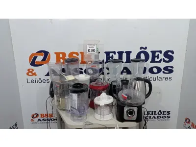LOTE 030 - 06 LIQUIDIFICADORES COM 02 COPOS AVULSOS, 02 ESPREMEDORES DE LARANJA, 01 UMIDIFICADOR DE AR E 01 GARRAFA. (NO ESTADO) ATENÇÃO! FAZER A VISITAÇÃO ANTES DE ARREMATAR, NÃO SABEMOS SE FUNCIONA, LEILÃO NÃO TEM GARANTIA E NEM DEVOLUÇÃO, SUJEITO A POSSÍVEIS AVARIAS VISÍVEIS/OCULTAS E/OU AUSÊNCIA DE COMPONENTES.