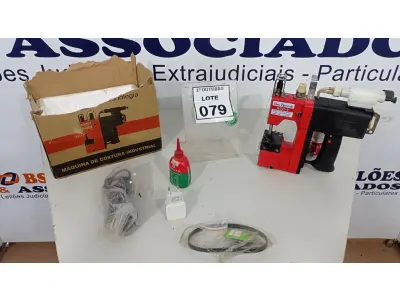 LOTE 079 - 01 MÁQUINA DE COSTURA INDUSTRIAL. (NO ESTADO) ATENÇÃO! FAZER A VISITAÇÃO ANTES DE ARREMATAR, NÃO SABEMOS SE FUNCIONA, LEILÃO NÃO TEM GARANTIA E NEM DEVOLUÇÃO, SUJEITO A POSSÍVEIS AVARIAS VISÍVEIS/OCULTAS E/OU AUSÊNCIA DE COMPONENTES.
