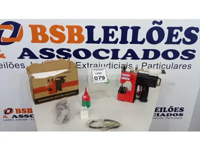 LOTE 079 - 01 MÁQUINA DE COSTURA INDUSTRIAL. (NO ESTADO) ATENÇÃO! FAZER A VISITAÇÃO ANTES DE ARREMATAR, NÃO SABEMOS SE FUNCIONA, LEILÃO NÃO TEM GARANTIA E NEM DEVOLUÇÃO, SUJEITO A POSSÍVEIS AVARIAS VISÍVEIS/OCULTAS E/OU AUSÊNCIA DE COMPONENTES.