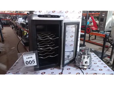 LOTE 005 - 01 CLIMATIZADOR TERMOMÉTRICO DE VINHO E 01 BASE DE LIQUIDIFICADOR. (NO ESTADO) ATENÇÃO! FAZER A VISITAÇÃO ANTES DE ARREMATAR, NÃO SABEMOS SE FUNCIONA, LEILÃO NÃO TEM GARANTIA E NEM DEVOLUÇÃO, SUJEITO A POSSÍVEIS AVARIAS VISÍVEIS/OCULTAS E/OU AUSÊNCIA DE COMPONENTES.