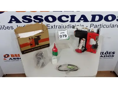 LOTE 079 - 01 MÁQUINA DE COSTURA INDUSTRIAL. (NO ESTADO) ATENÇÃO! FAZER A VISITAÇÃO ANTES DE ARREMATAR, NÃO SABEMOS SE FUNCIONA, LEILÃO NÃO TEM GARANTIA E NEM DEVOLUÇÃO, SUJEITO A POSSÍVEIS AVARIAS VISÍVEIS/OCULTAS E/OU AUSÊNCIA DE COMPONENTES.