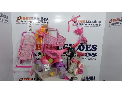 LOTE 067 - 02 TRICICLOS INFANTIS, 01 PATINETE INFANTIL E 02 CARRINHOS DE BONECA. (NO ESTADO) ATENÇÃO! FAZER A VISITAÇÃO ANTES DE ARREMATAR, NÃO SABEMOS SE FUNCIONA, LEILÃO NÃO TEM GARANTIA E NEM DEVOLUÇÃO, SUJEITO A POSSÍVEIS AVARIAS VISÍVEIS/OCULTAS E/OU AUSÊNCIA DE COMPONENTES.