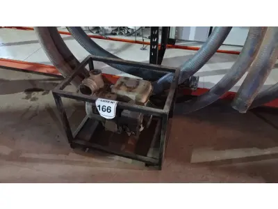 LOTE 166 - 01 MOTOBOMBA TOYAMA 3 POLEGADAS COM MANGOTE. (NO ESTADO, NÃO SABEMOS SE FUNCIONA. LEILÃO NÃO TEM GARANTIA E NEM DEVOLUÇÃO, SUJEITO A POSSÍVEIS AVARIAS VISÍVEIS/OCULTAS E/OU AUSÊNCIA DE COMPONENTES)
