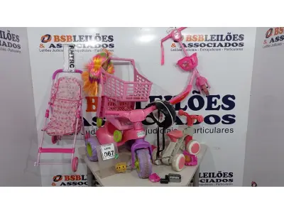 LOTE 067 - 02 TRICICLOS INFANTIS, 01 PATINETE INFANTIL E 02 CARRINHOS DE BONECA. (NO ESTADO) ATENÇÃO! FAZER A VISITAÇÃO ANTES DE ARREMATAR, NÃO SABEMOS SE FUNCIONA, LEILÃO NÃO TEM GARANTIA E NEM DEVOLUÇÃO, SUJEITO A POSSÍVEIS AVARIAS VISÍVEIS/OCULTAS E/OU AUSÊNCIA DE COMPONENTES.