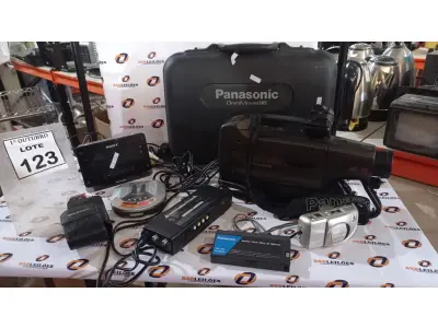 LOTE 123 - 01 CÂMERA FOTOGRÁFICA, 01 FILMADORA PANASONIC, 01 RÁDIO RELÓGIO MARCA SONY E 01 RADIO DISKMAN. (NO ESTADO) ATENÇÃO! FAZER A VISITAÇÃO ANTES DE ARREMATAR, NÃO SABEMOS SE FUNCIONA, LEILÃO NÃO TEM GARANTIA E NEM DEVOLUÇÃO, SUJEITO A POSSÍVEIS AVARIAS VISÍVEIS/OCULTAS E/OU AUSÊNCIA DE COMPONENTES.