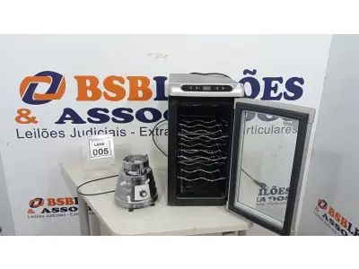LOTE 005 - 01 CLIMATIZADOR TERMOMÉTRICO DE VINHO E 01 BASE DE LIQUIDIFICADOR. (NO ESTADO) ATENÇÃO! FAZER A VISITAÇÃO ANTES DE ARREMATAR, NÃO SABEMOS SE FUNCIONA, LEILÃO NÃO TEM GARANTIA E NEM DEVOLUÇÃO, SUJEITO A POSSÍVEIS AVARIAS VISÍVEIS/OCULTAS E/OU AUSÊNCIA DE COMPONENTES.