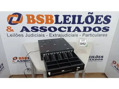 LOTE 042 - 01 GAVETA DE DINHEIRO. (NO ESTADO) ATENÇÃO! FAZER A VISITAÇÃO ANTES DE ARREMATAR, NÃO SABEMOS SE FUNCIONA, LEILÃO NÃO TEM GARANTIA E NEM DEVOLUÇÃO, SUJEITO A POSSÍVEIS AVARIAS VISÍVEIS/OCULTAS E/OU AUSÊNCIA DE COMPONENTES.