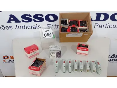 LOTE 054 - 01 LOTE COM VÁRIOS DISJUNTORES MARCAS DIVERSAS. (NO ESTADO) ATENÇÃO! FAZER A VISITAÇÃO ANTES DE ARREMATAR, NÃO SABEMOS SE FUNCIONA, LEILÃO NÃO TEM GARANTIA E NEM DEVOLUÇÃO, SUJEITO A POSSÍVEIS AVARIAS VISÍVEIS/OCULTAS E/OU AUSÊNCIA DE COMPONENTES.