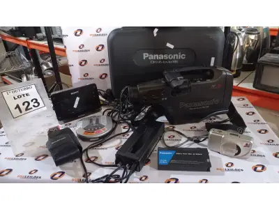 LOTE 123 - 01 CÂMERA FOTOGRÁFICA, 01 FILMADORA PANASONIC, 01 RÁDIO RELÓGIO MARCA SONY E 01 RADIO DISKMAN. (NO ESTADO) ATENÇÃO! FAZER A VISITAÇÃO ANTES DE ARREMATAR, NÃO SABEMOS SE FUNCIONA, LEILÃO NÃO TEM GARANTIA E NEM DEVOLUÇÃO, SUJEITO A POSSÍVEIS AVARIAS VISÍVEIS/OCULTAS E/OU AUSÊNCIA DE COMPONENTES.