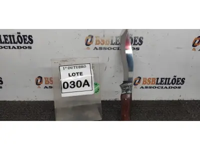 LOTE 030 - 01 FACA IMPORTADA AÇO INOXIDÁVEL CABO EM MADEIRA COM DETALHE DE ESCORPIÃO NA GUARDA FULL TANG BAINHA DE NYLON TAMANHO TOTAL 32CM PESO 390G JÁ AFIADA. (NO ESTADO) ATENÇÃO! FAZER A VISITAÇÃO ANTES DE ARREMATAR, NÃO SABEMOS SE FUNCIONA, LEILÃO NÃO TEM GARANTIA E NEM DEVOLUÇÃO, SUJEITO A POSSÍVEIS AVARIAS VISÍVEIS/OCULTAS E/OU AUSÊNCIA DE COMPONENTES.
