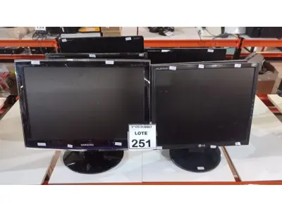 LOTE 251 - 06 MONITORES DE MARCAS E MODELOS DIVERSOS. (NO ESTADO) ATENÇÃO! FAZER A VISITAÇÃO ANTES DE ARREMATAR, NÃO SABEMOS SE FUNCIONA, LEILÃO NÃO TEM GARANTIA E NEM DEVOLUÇÃO, SUJEITO A POSSÍVEIS AVARIAS VISÍVEIS/OCULTAS E/OU AUSÊNCIA DE COMPONENTES.