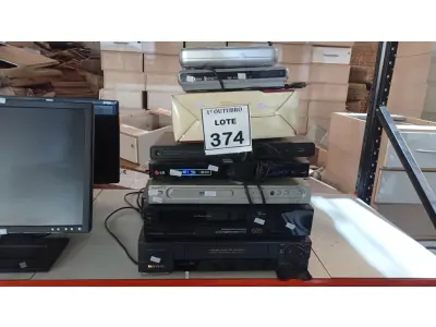 LOTE 374 - 09 APARELHOS DE DVD E 02 APARELHOS DE VÍDEO CASSETE MARCAS E MODELOS DIVERSOS. (NO ESTADO) ATENÇÃO! FAZER A VISITAÇÃO ANTES DE ARREMATAR, NÃO SABEMOS SE FUNCIONA, LEILÃO NÃO TEM GARANTIA E NEM DEVOLUÇÃO, SUJEITO A POSSÍVEIS AVARIAS VISÍVEIS/OCULTAS E/OU AUSÊNCIA DE COMPONENTES.