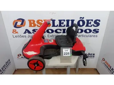 LOTE 228 - 01 CARRINHO INFANTIL ELÉTRICO. (NO ESTADO) ATENÇÃO! FAZER A VISITAÇÃO ANTES DE ARREMATAR, NÃO SABEMOS SE FUNCIONA, LEILÃO NÃO TEM GARANTIA E NEM DEVOLUÇÃO, SUJEITO A POSSÍVEIS AVARIAS VISÍVEIS/OCULTAS E/OU AUSÊNCIA DE COMPONENTES.