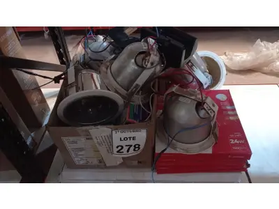 LOTE 278 - 01 LOTE COM VÁRIAS LUMINÁRIAS MARCAS E MODELOS DIVERSOS. (NO ESTADO) ATENÇÃO! FAZER A VISITAÇÃO ANTES DE ARREMATAR, NÃO SABEMOS SE FUNCIONA, LEILÃO NÃO TEM GARANTIA E NEM DEVOLUÇÃO, SUJEITO A POSSÍVEIS AVARIAS VISÍVEIS/OCULTAS E/OU AUSÊNCIA DE COMPONENTES.
