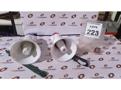 LOTE 223 - 02 MEGAFONES. (NO ESTADO) ATENÇÃO! FAZER A VISITAÇÃO ANTES DE ARREMATAR, NÃO SABEMOS SE FUNCIONA, LEILÃO NÃO TEM GARANTIA E NEM DEVOLUÇÃO, SUJEITO A POSSÍVEIS AVARIAS VISÍVEIS/OCULTAS E/OU AUSÊNCIA DE COMPONENTES.
