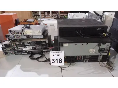 LOTE 318 - 05 APARELHOS DE DVD, 01 APARELHO DE VÍDEO CASSETE, 01 TOCA DISCO E 01 CD PLAYER. (NO ESTADO) ATENÇÃO! FAZER A VISITAÇÃO ANTES DE ARREMATAR, NÃO SABEMOS SE FUNCIONA, LEILÃO NÃO TEM GARANTIA E NEM DEVOLUÇÃO, SUJEITO A POSSÍVEIS AVARIAS VISÍVEIS/OCULTAS E/OU AUSÊNCIA DE COMPONENTES.