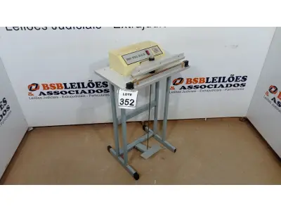 LOTE 352 - 01 SELADORA DE EMBALAGENS PLÁSTICAS COM ACIONAMENTO POR PEDAL. (NO ESTADO) ATENÇÃO! FAZER A VISITAÇÃO ANTES DE ARREMATAR, NÃO SABEMOS SE FUNCIONA, LEILÃO NÃO TEM GARANTIA E NEM DEVOLUÇÃO, SUJEITO A POSSÍVEIS AVARIAS VISÍVEIS/OCULTAS E/OU AUSÊNCIA DE COMPONENTES.