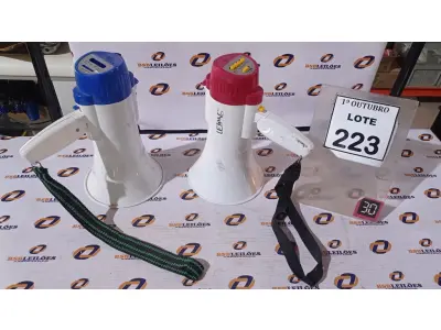 LOTE 223 - 02 MEGAFONES. (NO ESTADO) ATENÇÃO! FAZER A VISITAÇÃO ANTES DE ARREMATAR, NÃO SABEMOS SE FUNCIONA, LEILÃO NÃO TEM GARANTIA E NEM DEVOLUÇÃO, SUJEITO A POSSÍVEIS AVARIAS VISÍVEIS/OCULTAS E/OU AUSÊNCIA DE COMPONENTES.