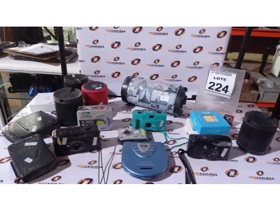 LOTE 224 - 01 LOTE COM VÁRIAS CÂMERAS FOTOGRÁFICAS MARCAS E MODELOS DIVERSOS, CAIXINHAS DE SOM E FONES DE OUVIDO BLEUTOOTJH. (NO ESTADO) ATENÇÃO! FAZER A VISITAÇÃO ANTES DE ARREMATAR, NÃO SABEMOS SE FUNCIONA, LEILÃO NÃO TEM GARANTIA E NEM DEVOLUÇÃO, SUJEITO A POSSÍVEIS AVARIAS VISÍVEIS/OCULTAS E/OU AUSÊNCIA DE COMPONENTES.