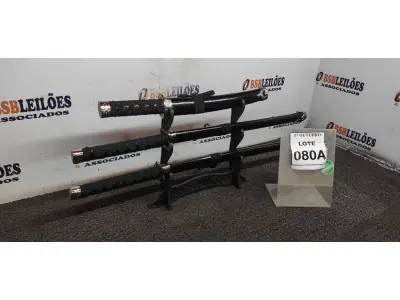 LOTE 080 - 03 ESPADAS KATANA ORNAMENTAL COM SUPORTE. (NO ESTADO) ATENÇÃO! FAZER A VISITAÇÃO ANTES DE ARREMATAR, NÃO SABEMOS SE FUNCIONA, LEILÃO NÃO TEM GARANTIA E NEM DEVOLUÇÃO, SUJEITO A POSSÍVEIS AVARIAS VISÍVEIS/OCULTAS E/OU AUSÊNCIA DE COMPONENTES.