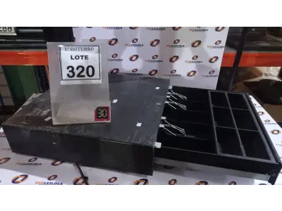 LOTE 320 - 01 GAVETA DE DINHEIRO. (NO ESTADO) ATENÇÃO! FAZER A VISITAÇÃO ANTES DE ARREMATAR, NÃO SABEMOS SE FUNCIONA, LEILÃO NÃO TEM GARANTIA E NEM DEVOLUÇÃO, SUJEITO A POSSÍVEIS AVARIAS VISÍVEIS/OCULTAS E/OU AUSÊNCIA DE COMPONENTES.