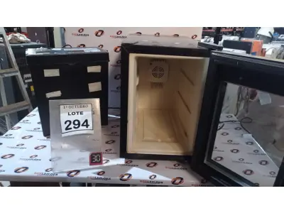 LOTE 294 - 01 ADEGA MARCA MALLORY E 01 FRAGMENTADORA DE PAPEL. (NO ESTADO) ATENÇÃO! FAZER A VISITAÇÃO ANTES DE ARREMATAR, NÃO SABEMOS SE FUNCIONA, LEILÃO NÃO TEM GARANTIA E NEM DEVOLUÇÃO, SUJEITO A POSSÍVEIS AVARIAS VISÍVEIS/OCULTAS E/OU AUSÊNCIA DE COMPONENTES.