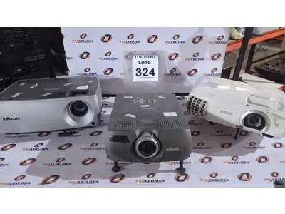 LOTE 324 - 03 PROJETORES DE MARCAS E MODELOS DIVERSOS. (NO ESTADO) ATENÇÃO! FAZER A VISITAÇÃO ANTES DE ARREMATAR, NÃO SABEMOS SE FUNCIONA, LEILÃO NÃO TEM GARANTIA E NEM DEVOLUÇÃO, SUJEITO A POSSÍVEIS AVARIAS VISÍVEIS/OCULTAS E/OU AUSÊNCIA DE COMPONENTES.