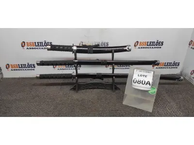 LOTE 080 - 03 ESPADAS KATANA ORNAMENTAL COM SUPORTE. (NO ESTADO) ATENÇÃO! FAZER A VISITAÇÃO ANTES DE ARREMATAR, NÃO SABEMOS SE FUNCIONA, LEILÃO NÃO TEM GARANTIA E NEM DEVOLUÇÃO, SUJEITO A POSSÍVEIS AVARIAS VISÍVEIS/OCULTAS E/OU AUSÊNCIA DE COMPONENTES.