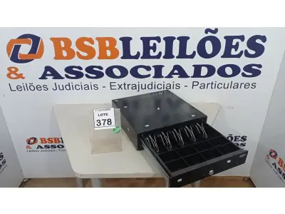 LOTE 378 - 01 GAVETA DE DINHEIRO. (NO ESTADO) ATENÇÃO! FAZER A VISITAÇÃO ANTES DE ARREMATAR, NÃO SABEMOS SE FUNCIONA, LEILÃO NÃO TEM GARANTIA E NEM DEVOLUÇÃO, SUJEITO A POSSÍVEIS AVARIAS VISÍVEIS/OCULTAS E/OU AUSÊNCIA DE COMPONENTES.