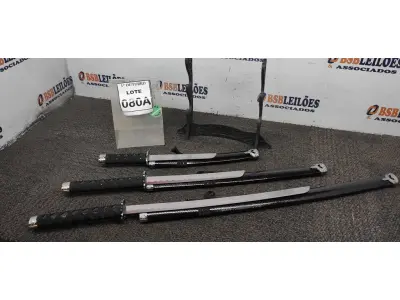 LOTE 080 - 03 ESPADAS KATANA ORNAMENTAL COM SUPORTE. (NO ESTADO) ATENÇÃO! FAZER A VISITAÇÃO ANTES DE ARREMATAR, NÃO SABEMOS SE FUNCIONA, LEILÃO NÃO TEM GARANTIA E NEM DEVOLUÇÃO, SUJEITO A POSSÍVEIS AVARIAS VISÍVEIS/OCULTAS E/OU AUSÊNCIA DE COMPONENTES.