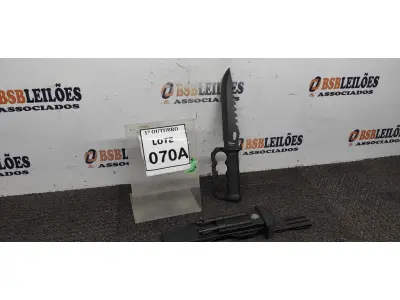 LOTE 070 - 01 FACA TÁTICA COM SOCO INGLÊS NO CABO PEDERNEIRA E AMOLADOR BAINHA DE ABS TAMANHO TOTAL 30CM. (NO ESTADO) ATENÇÃO! FAZER A VISITAÇÃO ANTES DE ARREMATAR, NÃO SABEMOS SE FUNCIONA, LEILÃO NÃO TEM GARANTIA E NEM DEVOLUÇÃO, SUJEITO A POSSÍVEIS AVARIAS VISÍVEIS/OCULTAS E/OU AUSÊNCIA DE COMPONENTES.