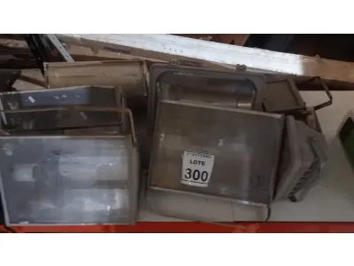 LOTE 300 - 08 REFLETORES DE TAMANHOS VARIADOS. (NO ESTADO) ATENÇÃO! FAZER A VISITAÇÃO ANTES DE ARREMATAR, NÃO SABEMOS SE FUNCIONA, LEILÃO NÃO TEM GARANTIA E NEM DEVOLUÇÃO, SUJEITO A POSSÍVEIS AVARIAS VISÍVEIS/OCULTAS E/OU AUSÊNCIA DE COMPONENTES.
