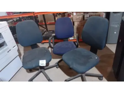 LOTE 369 - 03 CADEIRAS EXECUTIVAS COM RODINHAS. (NO ESTADO) ATENÇÃO! FAZER A VISITAÇÃO ANTES DE ARREMATAR, NÃO SABEMOS SE FUNCIONA, LEILÃO NÃO TEM GARANTIA E NEM DEVOLUÇÃO, SUJEITO A POSSÍVEIS AVARIAS VISÍVEIS/OCULTAS E/OU AUSÊNCIA DE COMPONENTES.