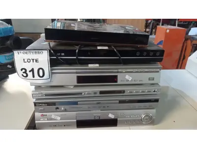 LOTE 310 - 07 APARELHOS DE DVD, 02 APARELHOS DE VÍDEO CASSETE, 01 RECEPTOR DE TV E 01 RÁDIO RELÓGIO. (NO ESTADO) ATENÇÃO! FAZER A VISITAÇÃO ANTES DE ARREMATAR, NÃO SABEMOS SE FUNCIONA, LEILÃO NÃO TEM GARANTIA E NEM DEVOLUÇÃO, SUJEITO A POSSÍVEIS AVARIAS VISÍVEIS/OCULTAS E/OU AUSÊNCIA DE COMPONENTES.