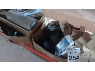 LOTE 254 - 01 LOTE COM GRANDE QUANTIDADE DE CÂMERAS DE MONITORAMENTO, 06 FILTROS PARA RESPIRADOR DE TANQUE DE ÁGUA, VÁRIOS LEITORES DE CÓDIGOS DE BARRA E ACESSÓRIOS DE MARCAS E MODELOS DIVERSOS. (NO ESTADO) ATENÇÃO! FAZER A VISITAÇÃO ANTES DE ARREMATAR, NÃO SABEMOS SE FUNCIONA, LEILÃO NÃO TEM GARANTIA E NEM DEVOLUÇÃO, SUJEITO A POSSÍVEIS AVARIAS VISÍVEIS/OCULTAS E/OU AUSÊNCIA DE COMPONENTES.
