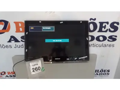 LOTE 260 - 01 TV LCD 32’’ MARCA SAMSUNG. (NO ESTADO) ATENÇÃO! FAZER A VISITAÇÃO ANTES DE ARREMATAR, NÃO SABEMOS SE FUNCIONA, LEILÃO NÃO TEM GARANTIA E NEM DEVOLUÇÃO, SUJEITO A POSSÍVEIS AVARIAS VISÍVEIS/OCULTAS E/OU AUSÊNCIA DE COMPONENTES.