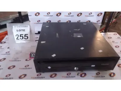 LOTE 255 - 01 GAVETA DE DINHEIRO. (NO ESTADO) ATENÇÃO! FAZER A VISITAÇÃO ANTES DE ARREMATAR, NÃO SABEMOS SE FUNCIONA, LEILÃO NÃO TEM GARANTIA E NEM DEVOLUÇÃO, SUJEITO A POSSÍVEIS AVARIAS VISÍVEIS/OCULTAS E/OU AUSÊNCIA DE COMPONENTES.