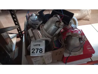 LOTE 278 - 01 LOTE COM VÁRIAS LUMINÁRIAS MARCAS E MODELOS DIVERSOS. (NO ESTADO) ATENÇÃO! FAZER A VISITAÇÃO ANTES DE ARREMATAR, NÃO SABEMOS SE FUNCIONA, LEILÃO NÃO TEM GARANTIA E NEM DEVOLUÇÃO, SUJEITO A POSSÍVEIS AVARIAS VISÍVEIS/OCULTAS E/OU AUSÊNCIA DE COMPONENTES.