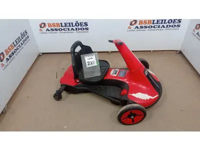 LOTE 228 - 01 CARRINHO INFANTIL ELÉTRICO. (NO ESTADO) ATENÇÃO! FAZER A VISITAÇÃO ANTES DE ARREMATAR, NÃO SABEMOS SE FUNCIONA, LEILÃO NÃO TEM GARANTIA E NEM DEVOLUÇÃO, SUJEITO A POSSÍVEIS AVARIAS VISÍVEIS/OCULTAS E/OU AUSÊNCIA DE COMPONENTES.